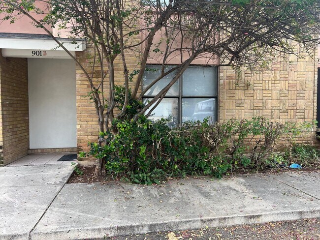 Building Photo - 901B Castle Heights Dr
