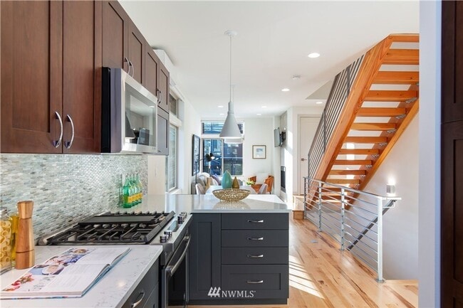 Building Photo - Modern 4-Bedroom Townhome in the Heart of ...