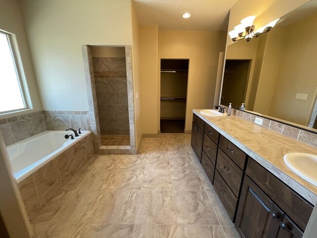Building Photo - Pet-Friendly Three Bedroom Home in Riversi...