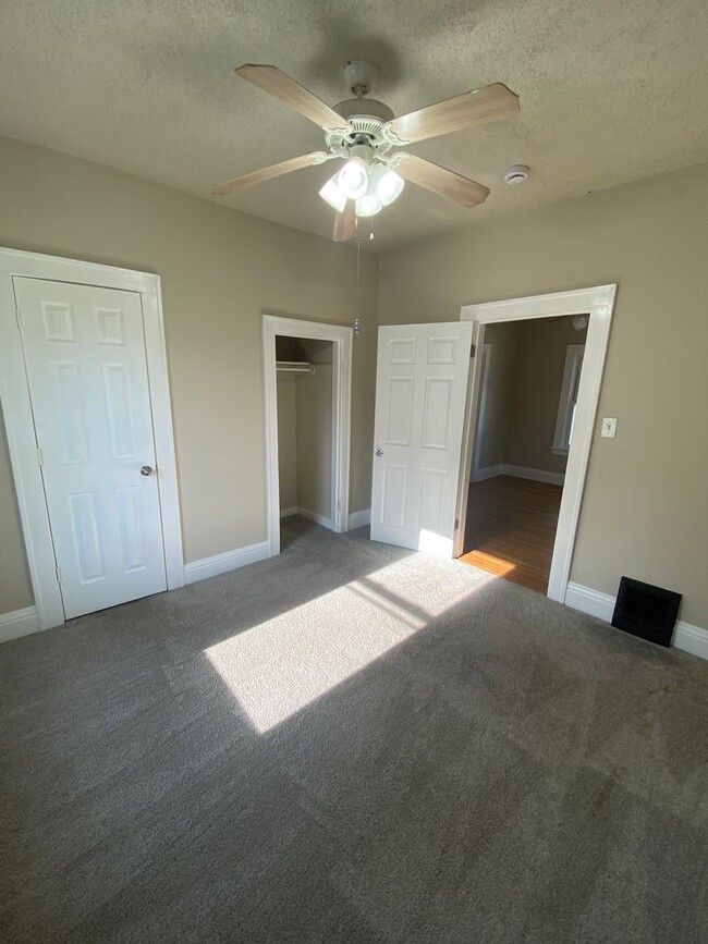 Building Photo - Updated 1 Bedroom Home with Garage
