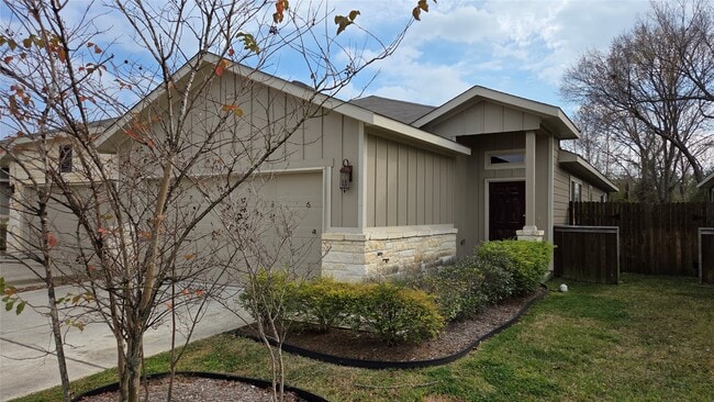 Building Photo - 9729 Grosbeak Ln