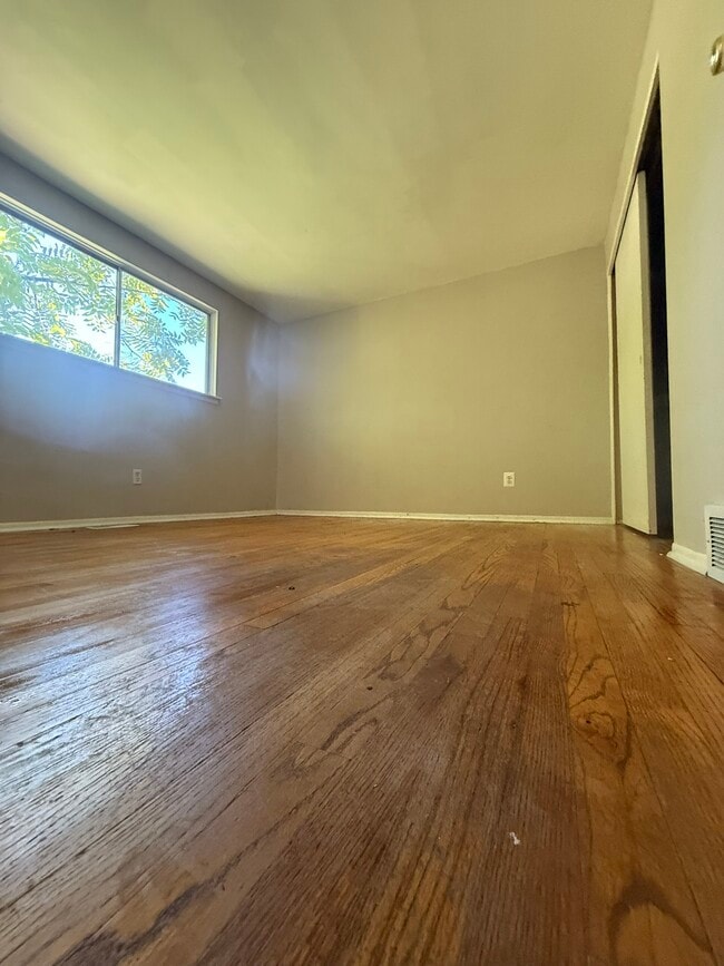 Building Photo - 105 S Christine Cir