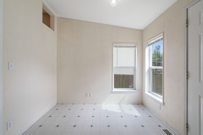 Building Photo - 3BR House Available in Pleasant Valley