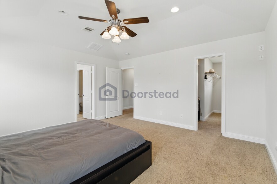 Building Photo - 16030 Summerville Lake Dr