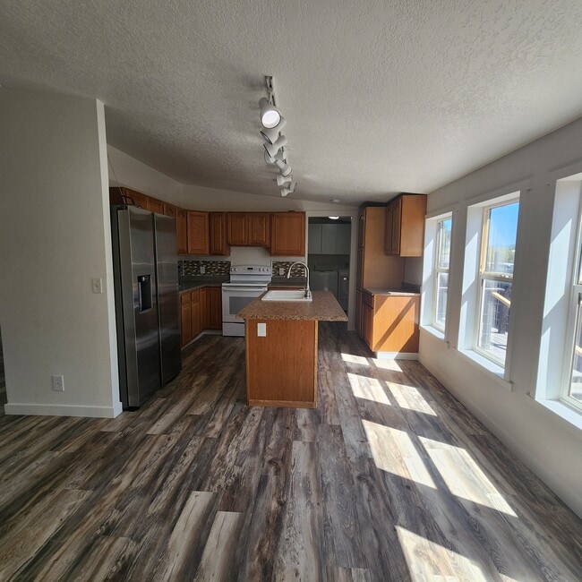 Building Photo - 21533 W Laura St