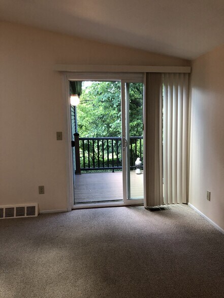 Building Photo - 2094 Fox Hollow Dr