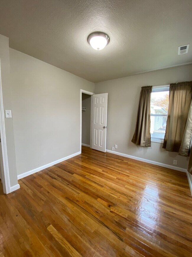 Building Photo - 2 Bedroom 1 Bath Home