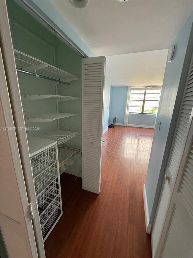 Building Photo - 2333 Brickell Ave