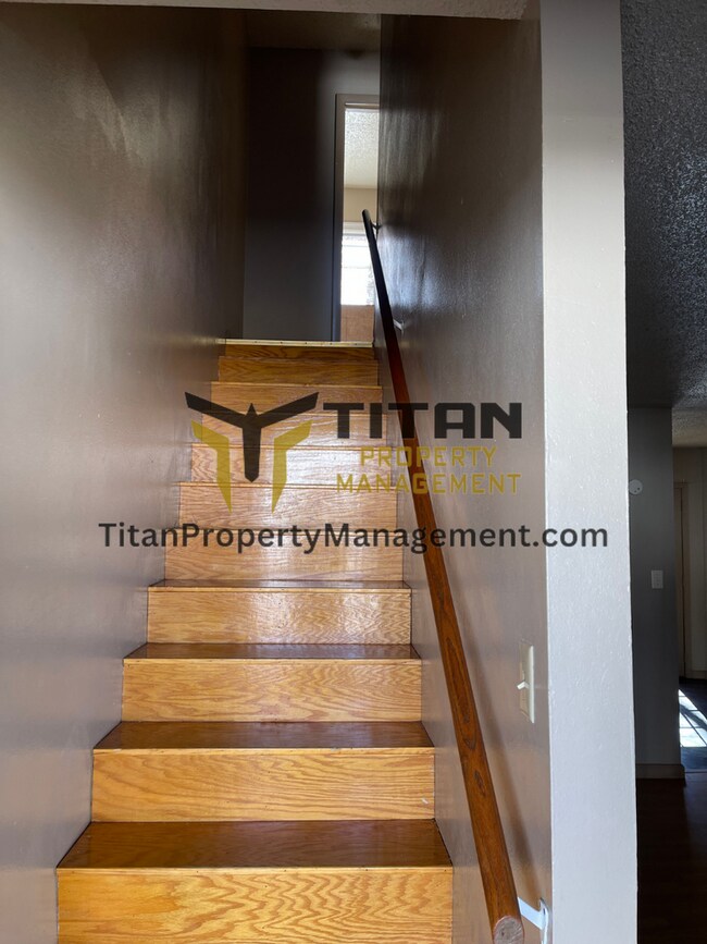 Building Photo - 2 Bed/1 Bath Townhouse with 2 Closets in Main Bedroom!