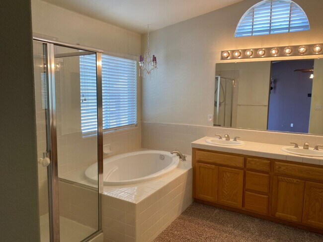 Building Photo - 4 bedroom single story in Manteca!