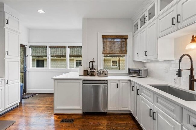 Building Photo - 663 Yorkshire Rd NE