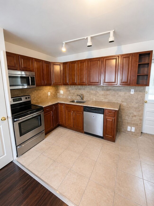 Building Photo - Charming 3-Bedroom Home Available Soon in Manayunk