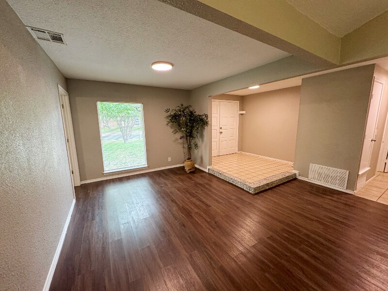 Building Photo - 8739 Glen Bluff