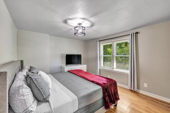 Building Photo - 710 Grignon St