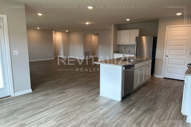 Building Photo - Beautiful 4 Bedroom/2 Bathroom House in We...