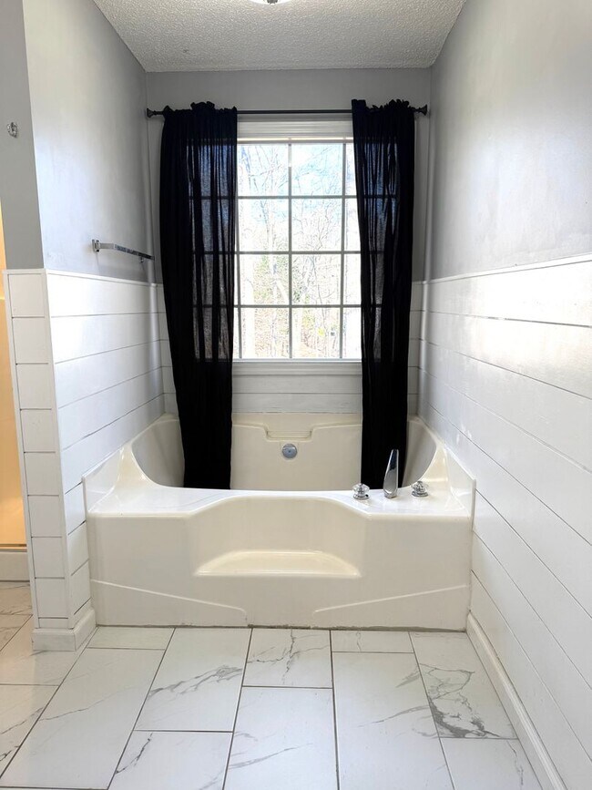 Building Photo - Charming 3 Bedroom Cape Cod