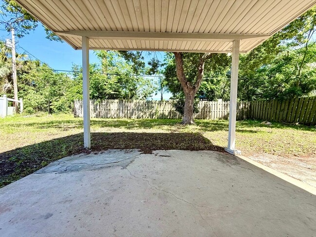 Building Photo - Relaxed Florida living at this 3Bedroom/ 2bath home in the Heart of Daytona Beach!