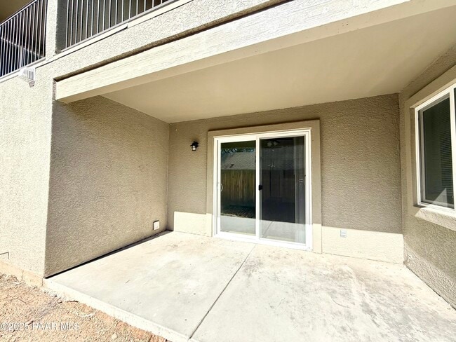 Building Photo - 564 Lincoln Ave