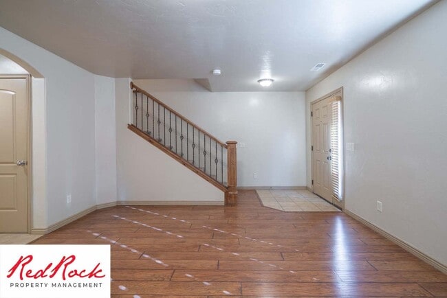 Building Photo - Beautiful 3 bedroom, 2.5 bathroom Townhome...