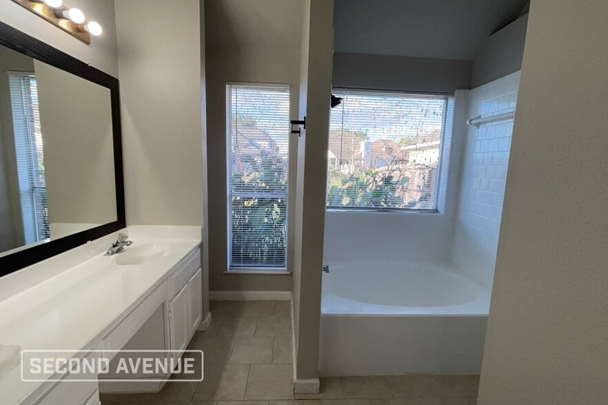 Building Photo - 4151 President's Dr S