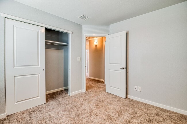 Building Photo - Beautiful 4 bed/2.5 baths in the desirable...