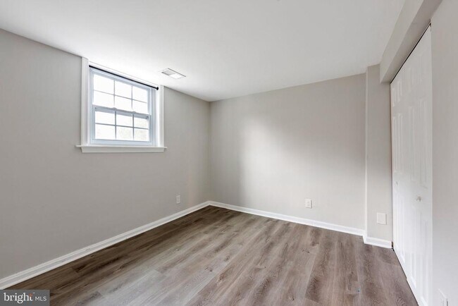 Building Photo - 3825 Larchwood Rd