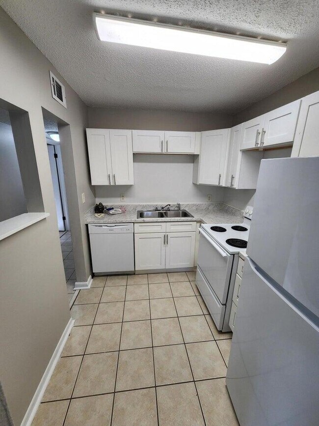 Building Photo - 128 Smith St