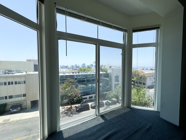 Building Photo - Bankers Hill - Spacious Studio/1 Bath With...