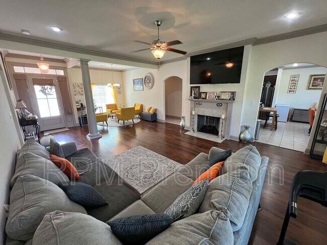 Building Photo - 18063 River Landing Dr