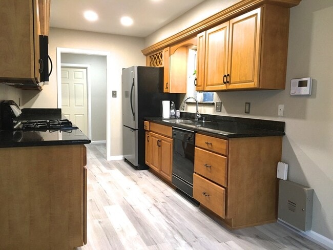 Building Photo - 9307 Val Verde St