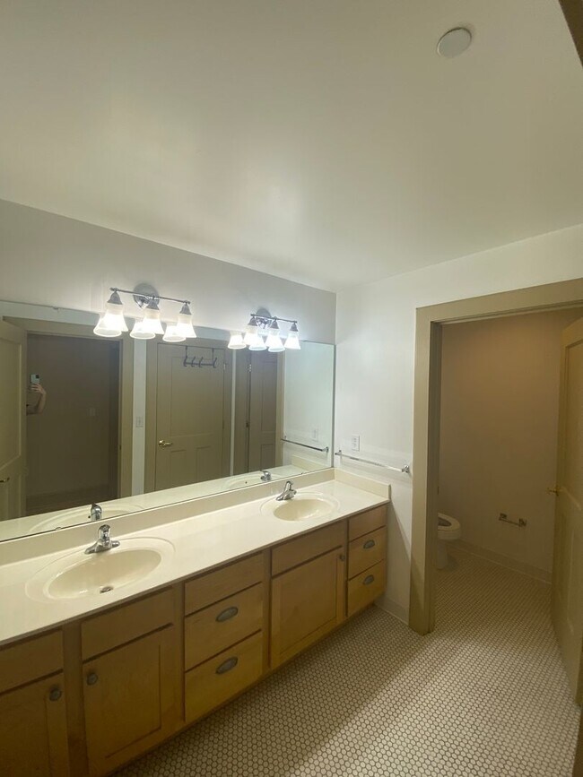 Building Photo - Renovated 2 Bed 1 Bath Apartment with W/D!