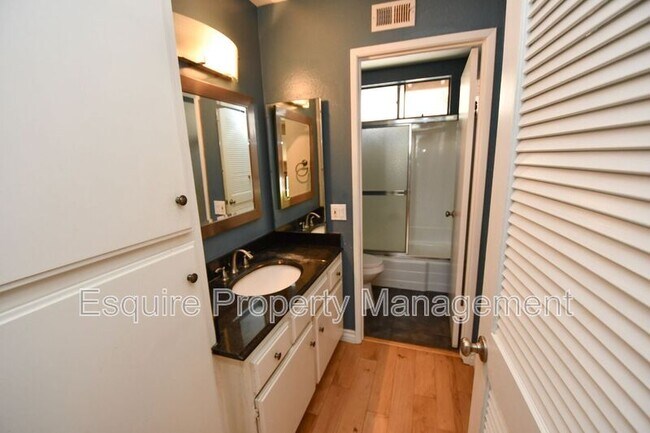 Building Photo - 580 Rosewood Ave