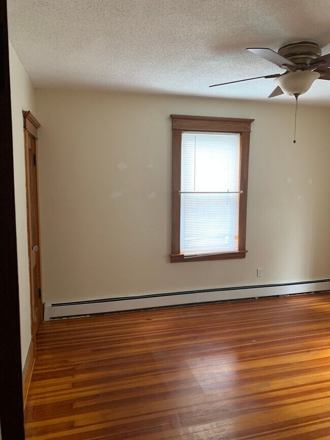 Building Photo - Large three bedroom