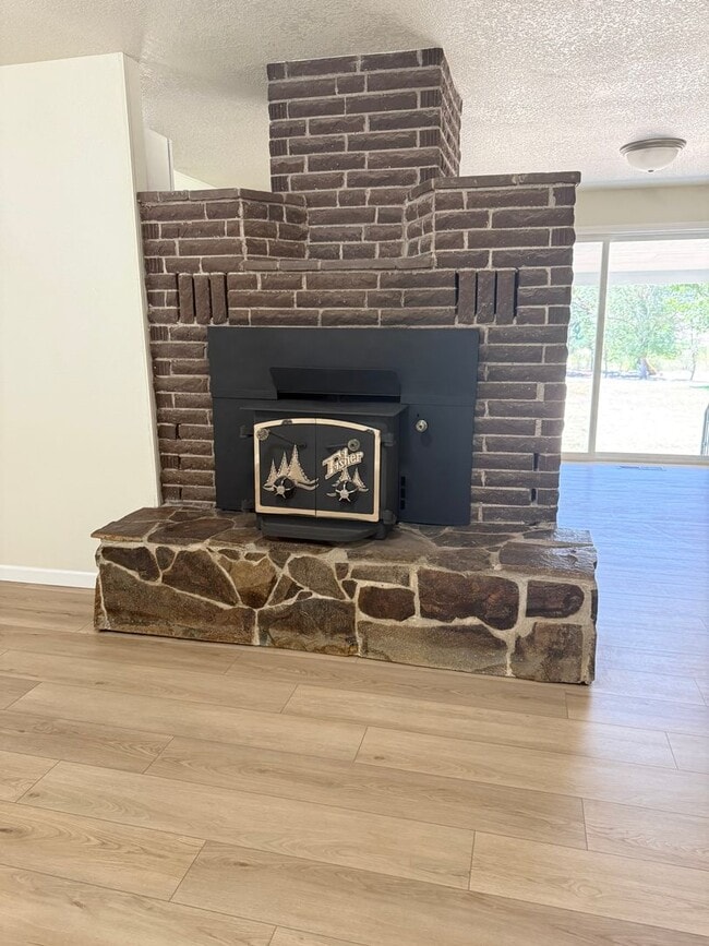 Building Photo - Newly Renovated Riverfront 3BR House - Available Now