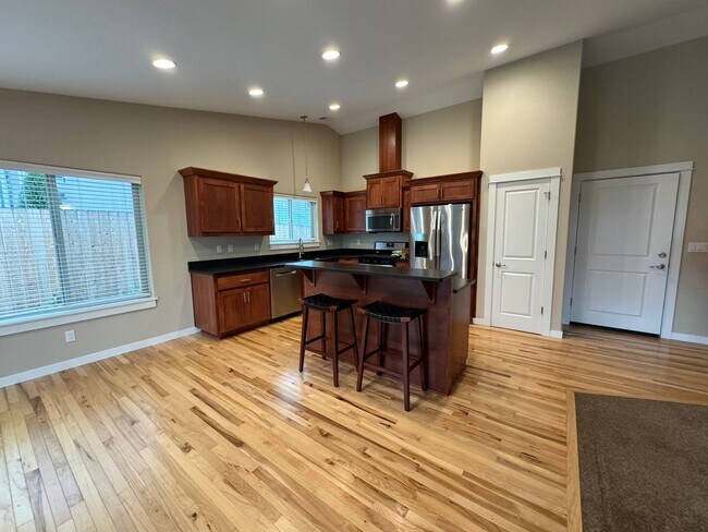 Building Photo - Well maintained, updated 3 bedroom home in quiet neighborhood