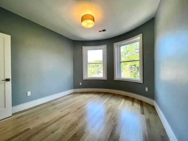 Building Photo - Luxury 4 Bed/2 Bath, LAUNDRY IN-UNIT, Newly Renovated, Private Porch, Washington Square