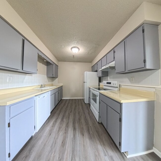 Building Photo - 3 Bedroom 1 Bath Duplex