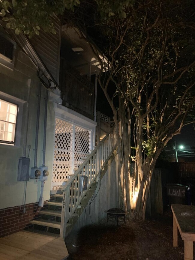 Building Photo - 407 Lewis St