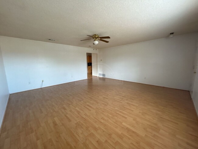 Building Photo - **2 WEEK FREE RENT***3103 Thoroughbred, Ki...