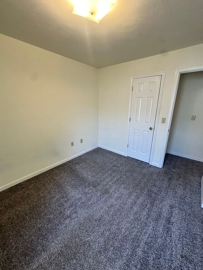 Building Photo - 3 Bed - 3Bath with Den