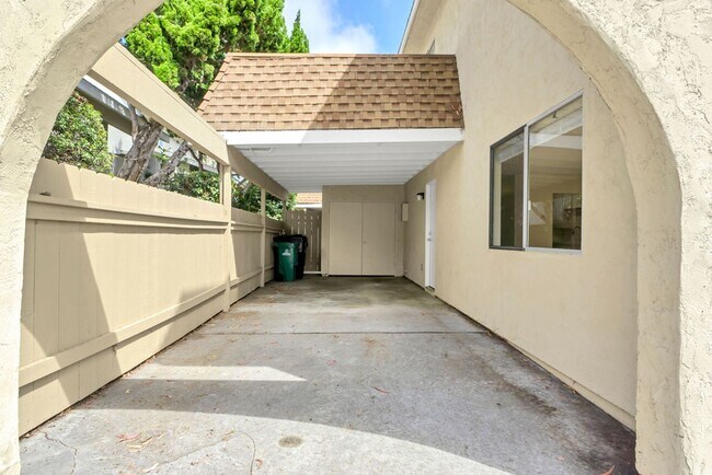 Building Photo - Spacious three bedroom with office in Prim...