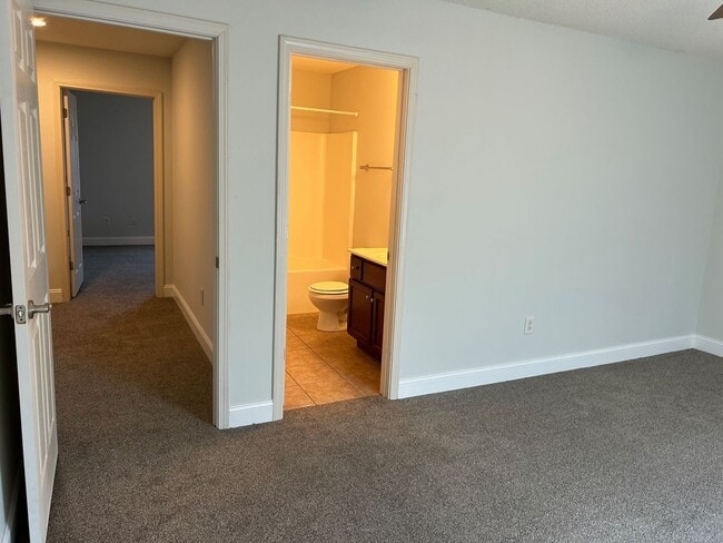 Building Photo - 2 Bedroom/ 2.5 Bath ? Jonesborough, TN 37659