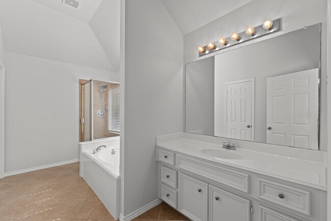 Building Photo - Spacious 3-Bedroom Home in Lakeshore with ...