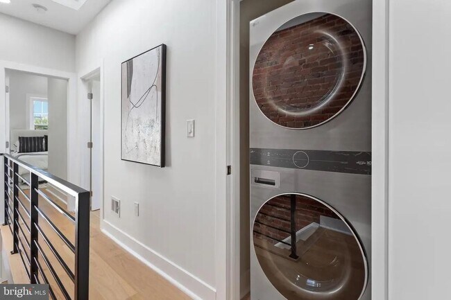 Building Photo - 116 Thomas St NW