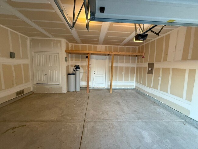Building Photo - 675 Pebble Bend