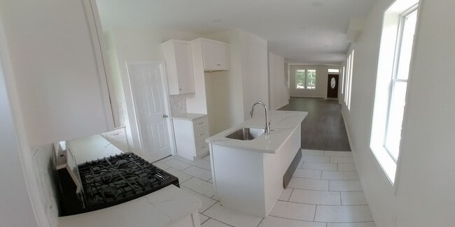 Building Photo - 4 Bedroom 3.5 Bath Home