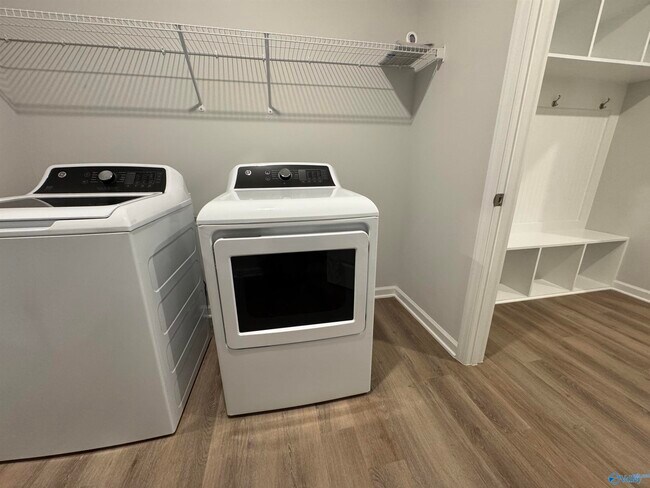 Building Photo - 209 Saddle St