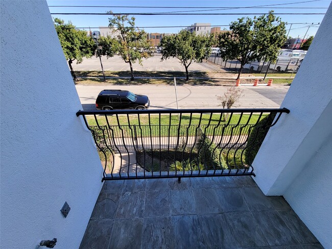 Building Photo - 2416 La Branch St