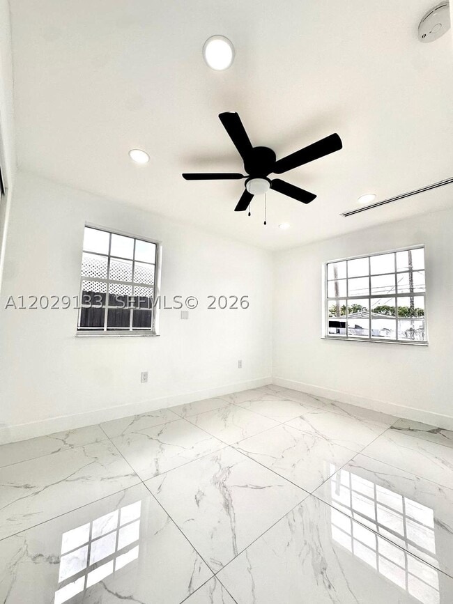 Building Photo - 574 E 21st St