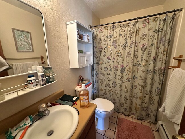 Building Photo - Exquisite 2 Bedroom 2 Bath Excellent Locat...